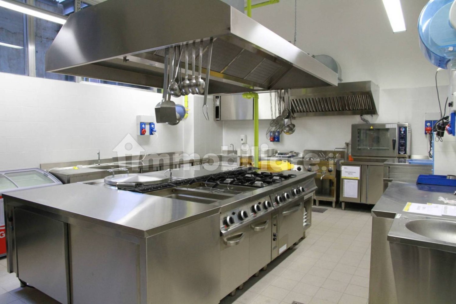 2 rooms Commercial property in Lucca, Italy No. 62728