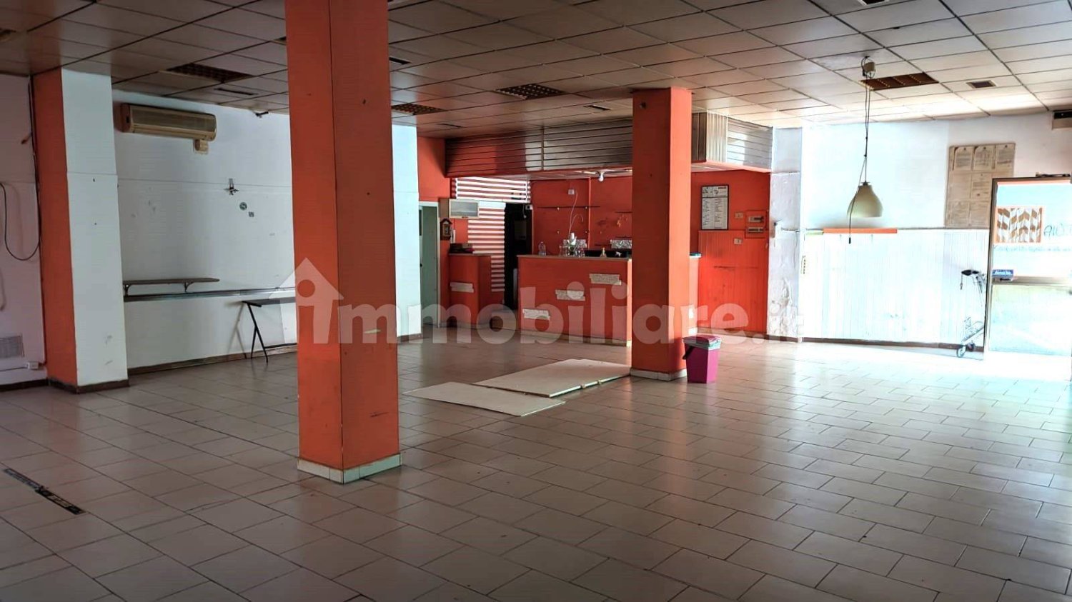 1 room Commercial property in Pescara, Italy No. 68550