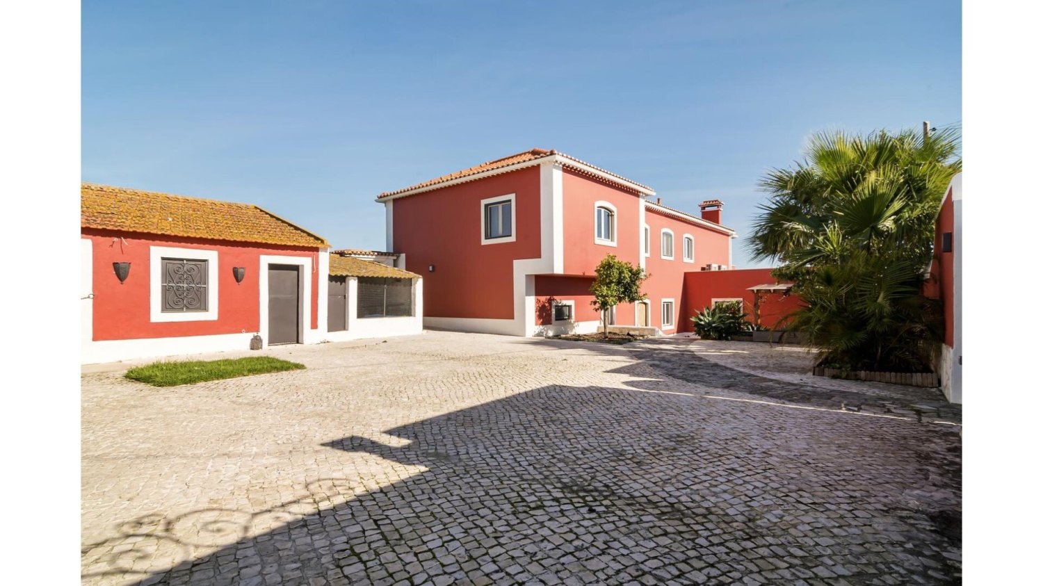 5 bedrooms Villa in Almada, Portugal No. 115975