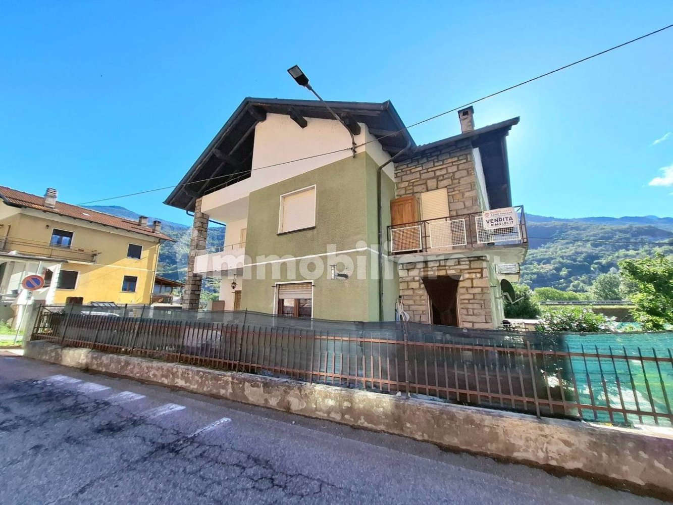 4 bedrooms Apartment in Montjovet, Italy No. 340610