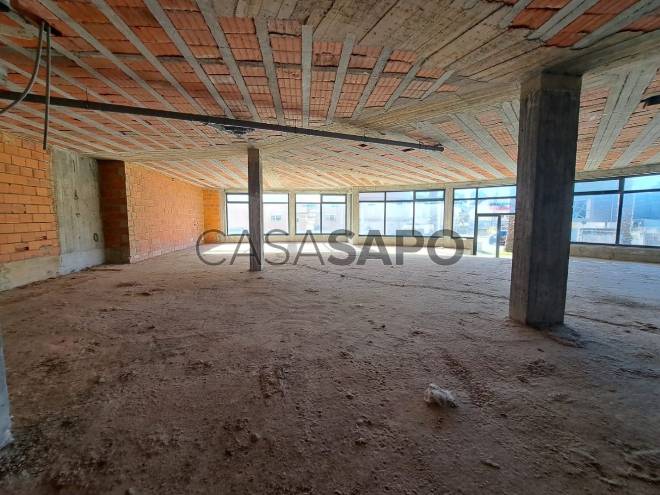 607m² Commercial property in Madalena, Portugal No. 277105