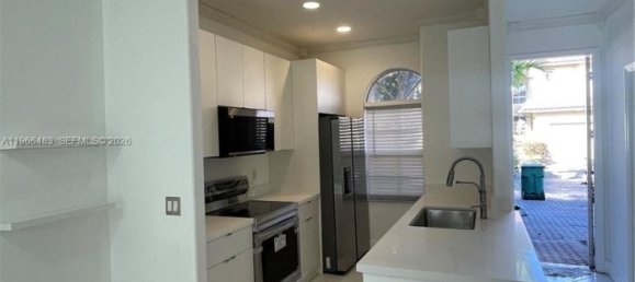 3 dormitorios dúplex en alquiler en Miami, Miami-Dade, Florida, USA № 614385 2