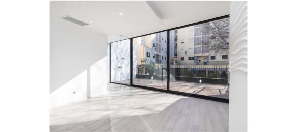 447m² Building in Lisbon, Portugal No. 111916 3