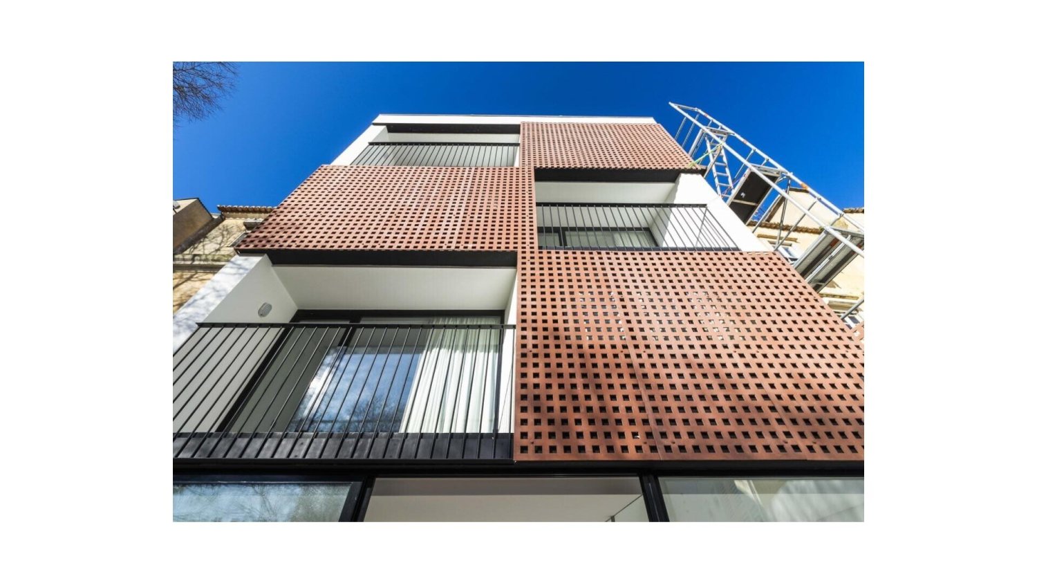 447m² Building in Lisbon, Portugal No. 111916