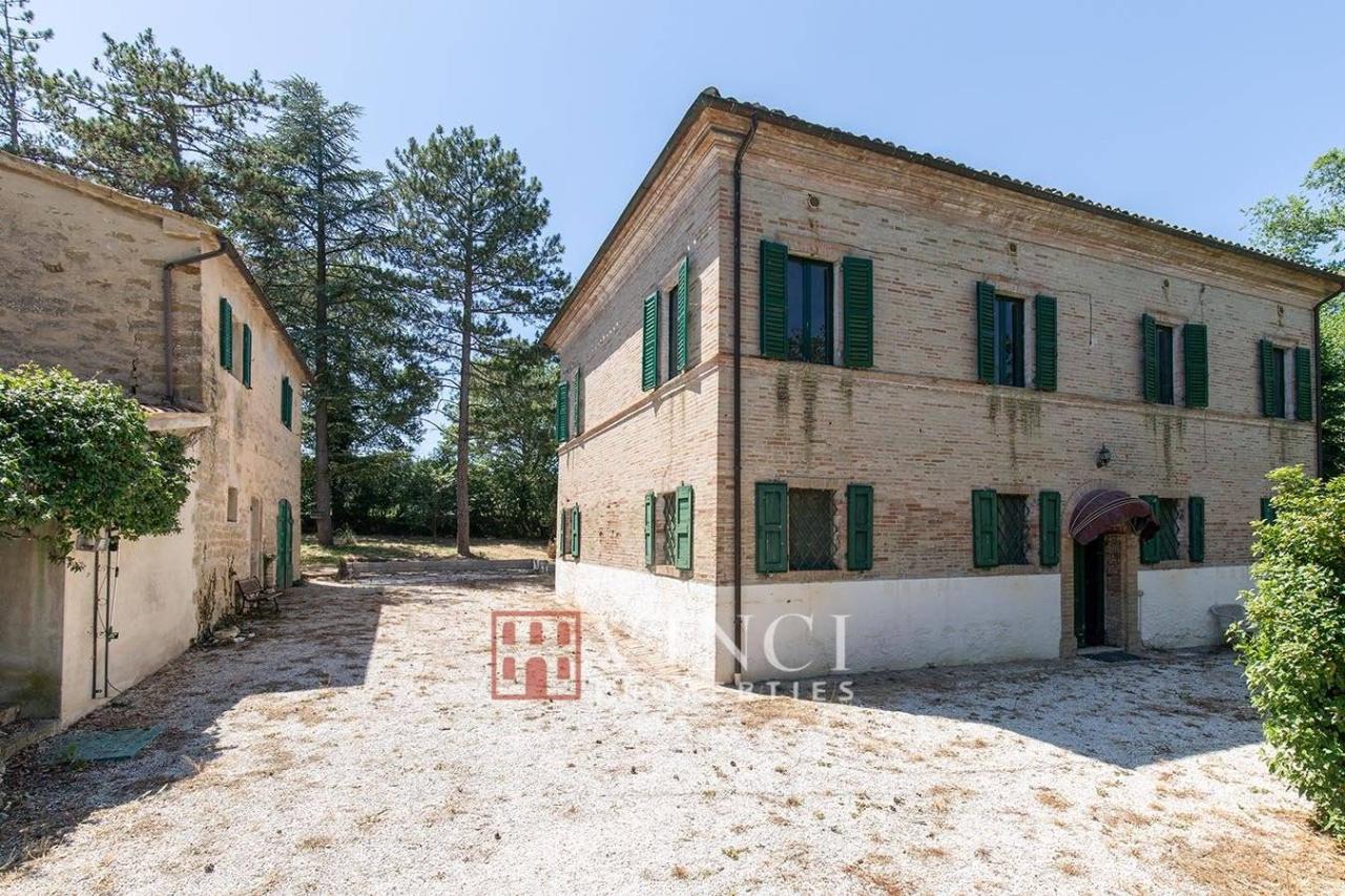 10 rooms Villa in Serrapetrona, Italy No. 83084