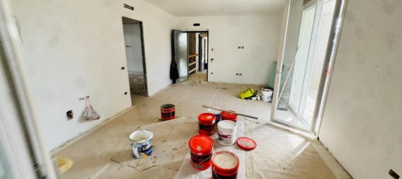 4-Zimmer Wohnung in Brusciano, Italy, Nr. 77735 2