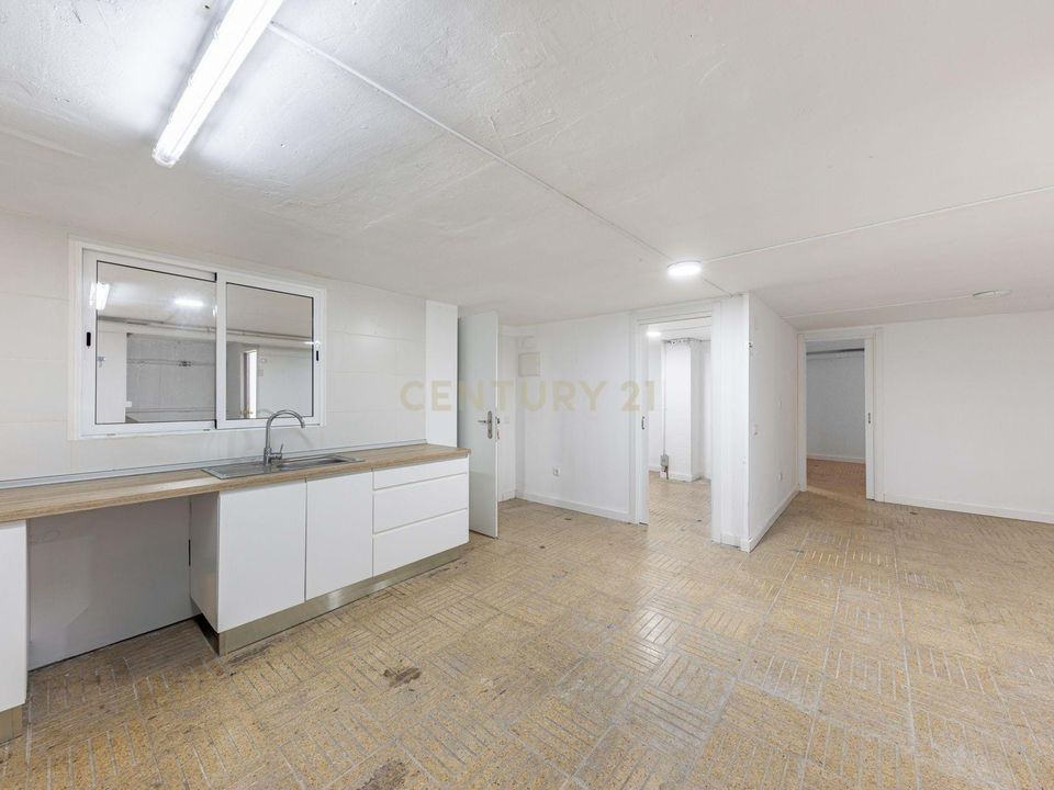 Propiedad comercial de 10 dormitorios en Sant Andreu de la Barca, Spain No. 267415