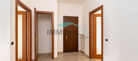 Квартира с 3 комнатами в Саронно, Италия № 310608 2