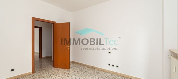 Квартира с 3 комнатами в Саронно, Италия № 310608 13