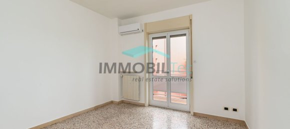 Квартира с 3 комнатами в Саронно, Италия № 310608 5