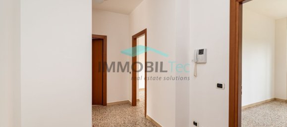 Квартира с 3 комнатами в Саронно, Италия № 310608 3