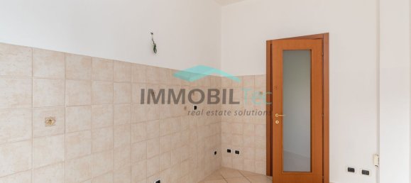 Квартира с 3 комнатами в Саронно, Италия № 310608 11