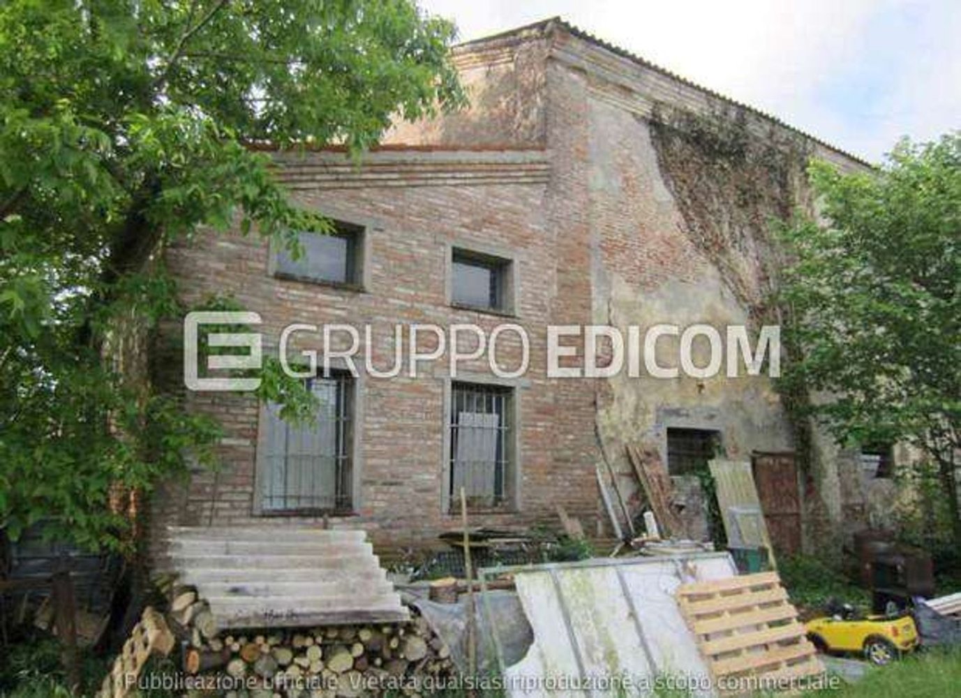 Entrepôt à Ferrara, Italy 338m² No. 395634