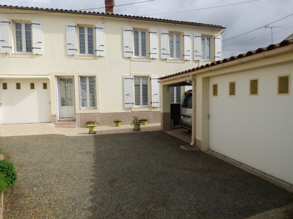 4 bedrooms House in Nalliers, France No. 98385