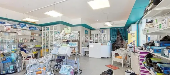 80m² Commercial property in La Seyne-sur-Mer, France No. 339620 3