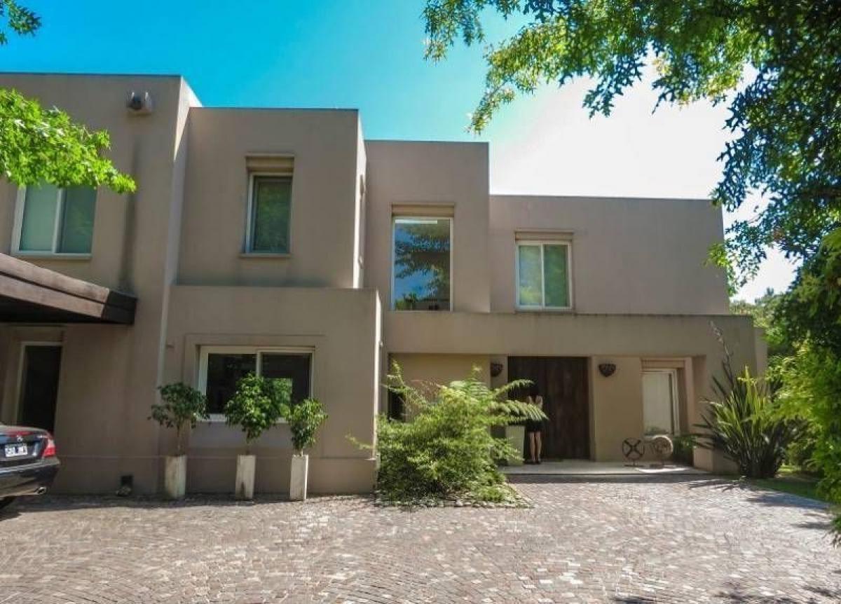 Casa de 3 dormitorios en Pilar, Argentina No. 73701