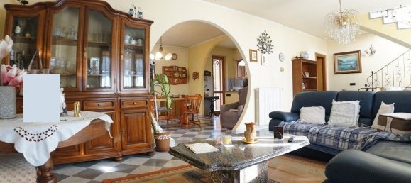7 rooms House in Massa, Italy No. 141239 3