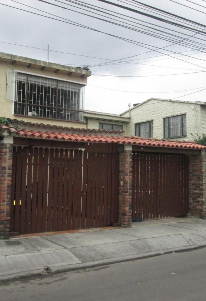 Casa de 4 dormitorios en Bogotá, Colombia No. 13952