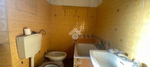 2 Schlafzimmer Haus in Borgomanero, Italy, Nr. 49795 9