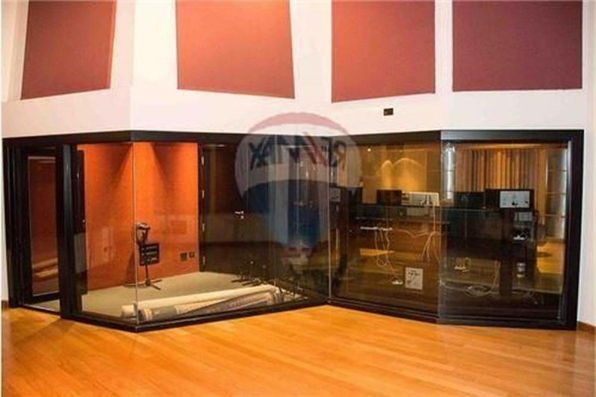 363m² Commercial property in Buenos Aires, Argentina No. 104933