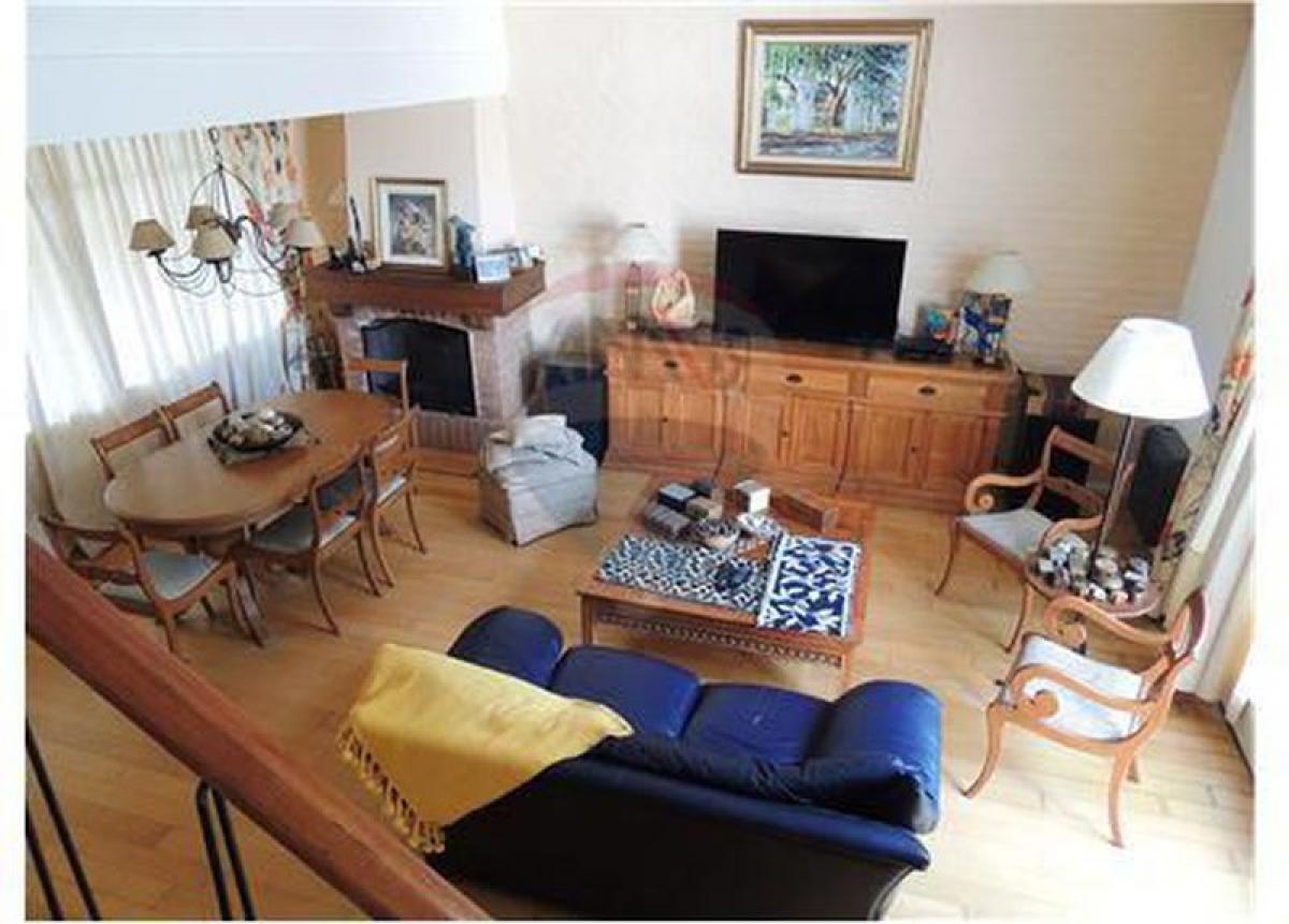 Casa de 4 dormitorios en Vicente López, Argentina No. 62105