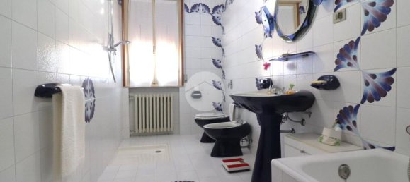 3 bedrooms Villa in Roncoferraro, Italy No. 238896 15