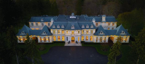 7 bedrooms House in Mississauga, Canada No. 822 2