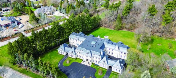 7 bedrooms House in Mississauga, Canada No. 822 7