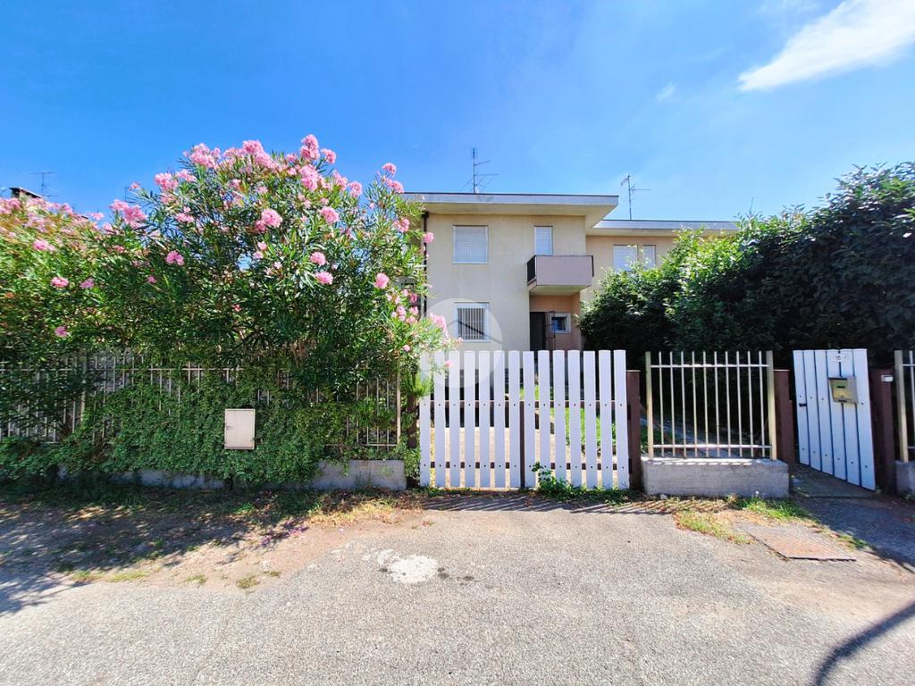 3 bedrooms Villa in Inveruno, Italy No. 282521