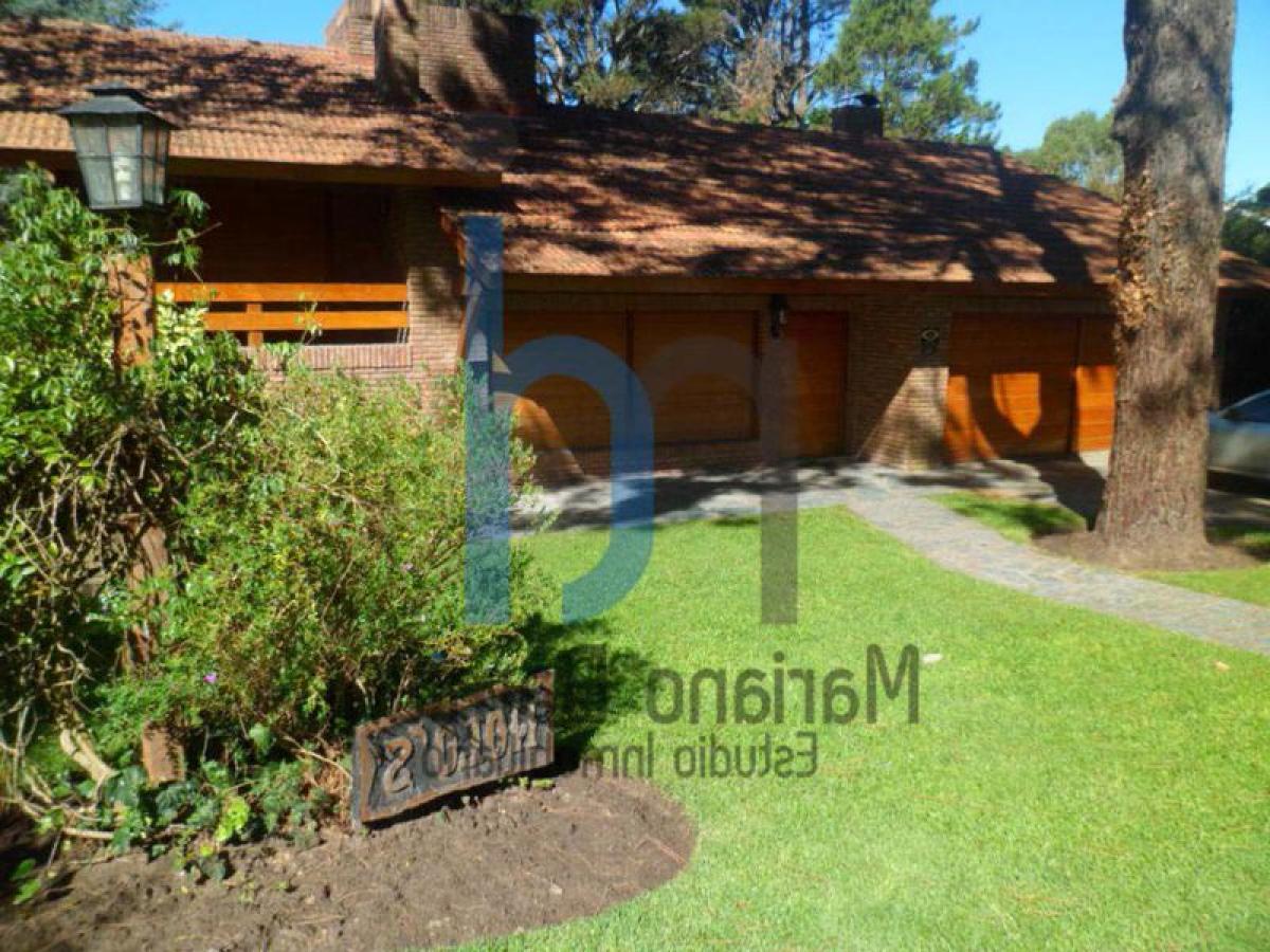 5 bedrooms House in Mar del Plata, Argentina No. 89927