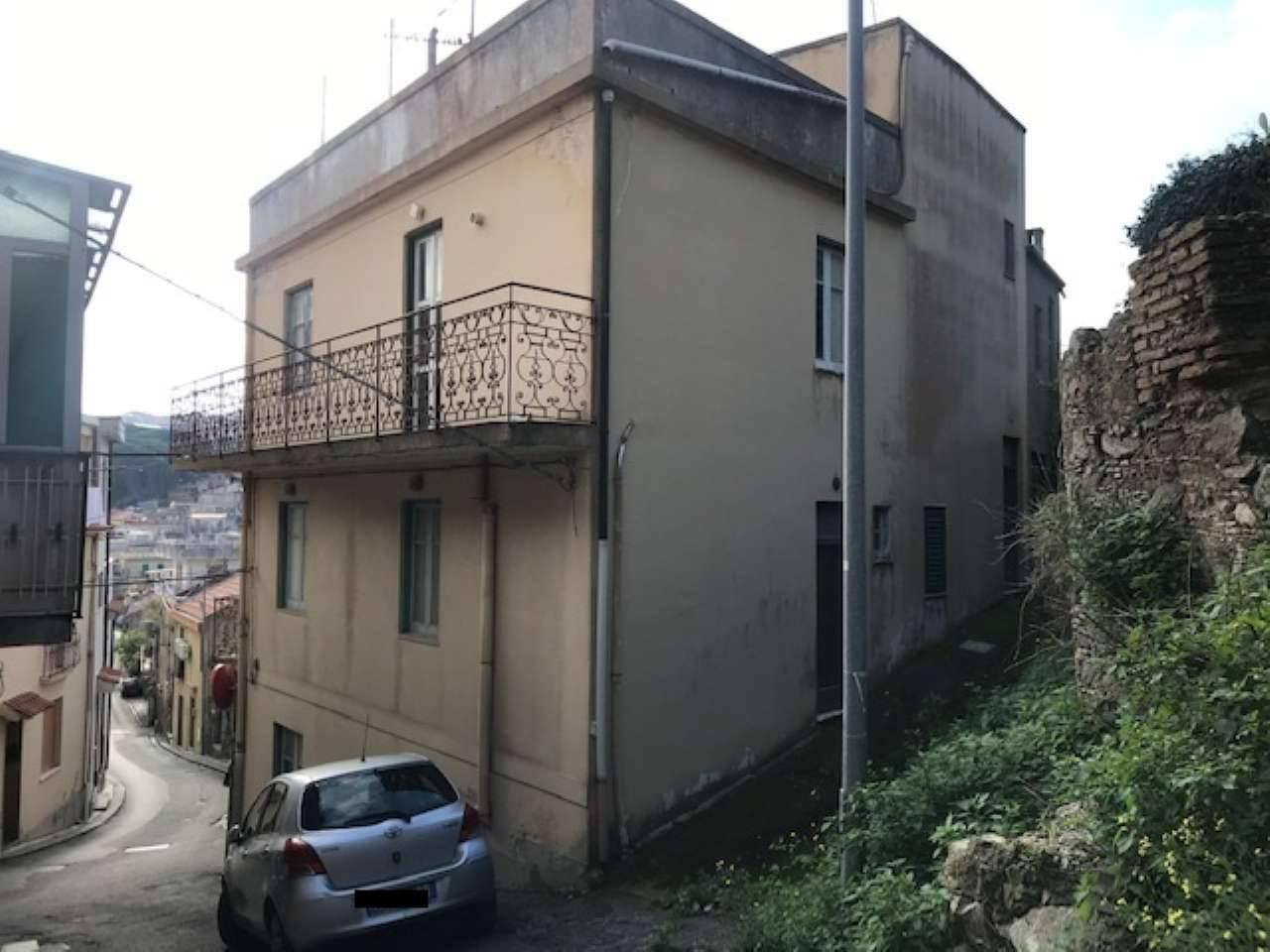 Casa de 5 habitaciónes en Messina, Italy No. 71594