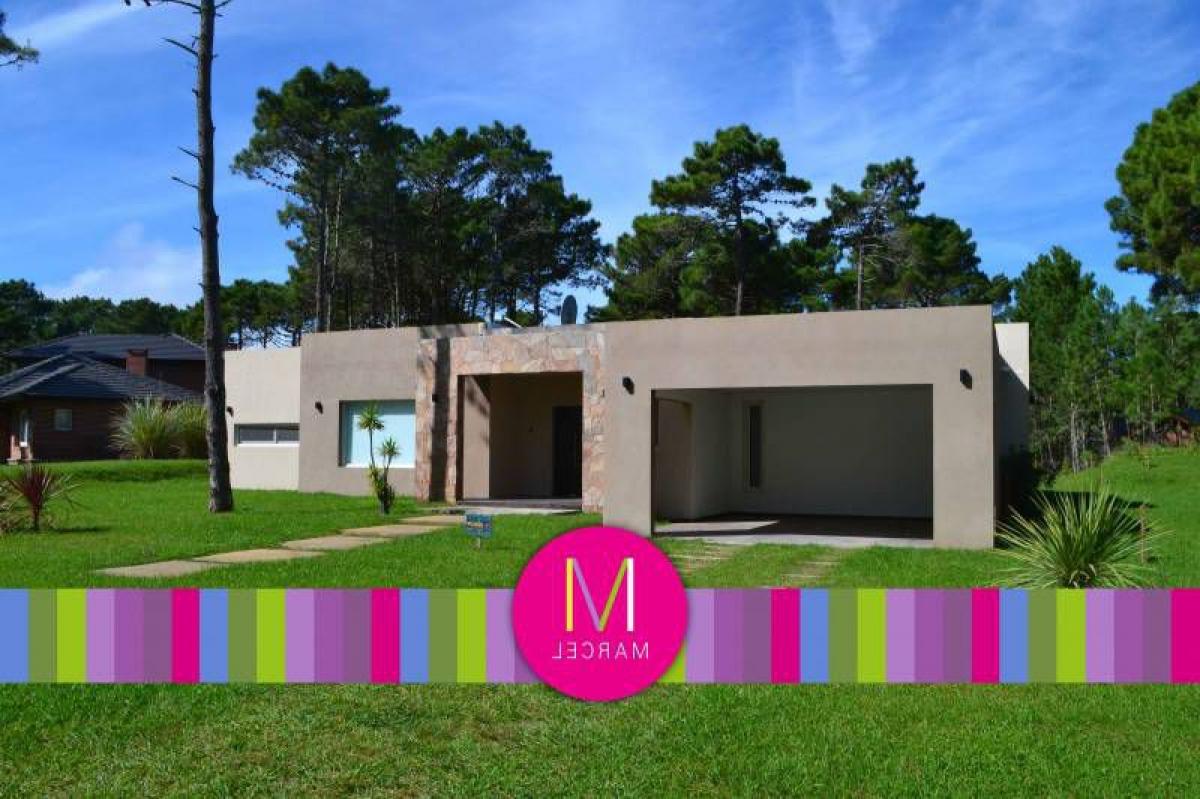 3 bedrooms House in Mar del Plata, Argentina No. 100877