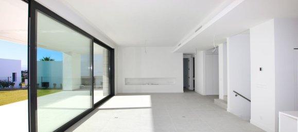 4 bedrooms Villa in Marbella, Spain No. 98876 12