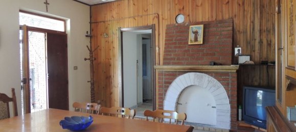 5 rooms Apartment in Capestrano, Italy No. 280167 11