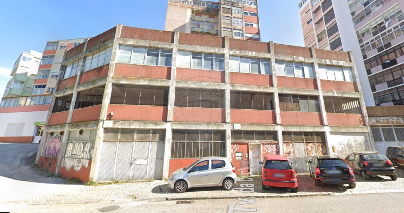 Bâtiment à Almada, Portugal 1527m² No. 141963