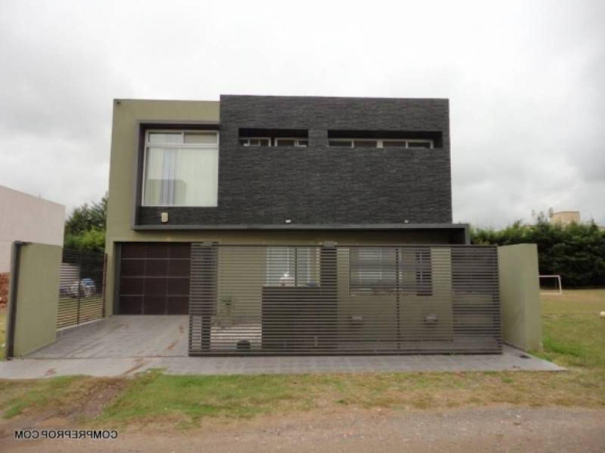 3 bedrooms House in Cordoba, Argentina No. 16276