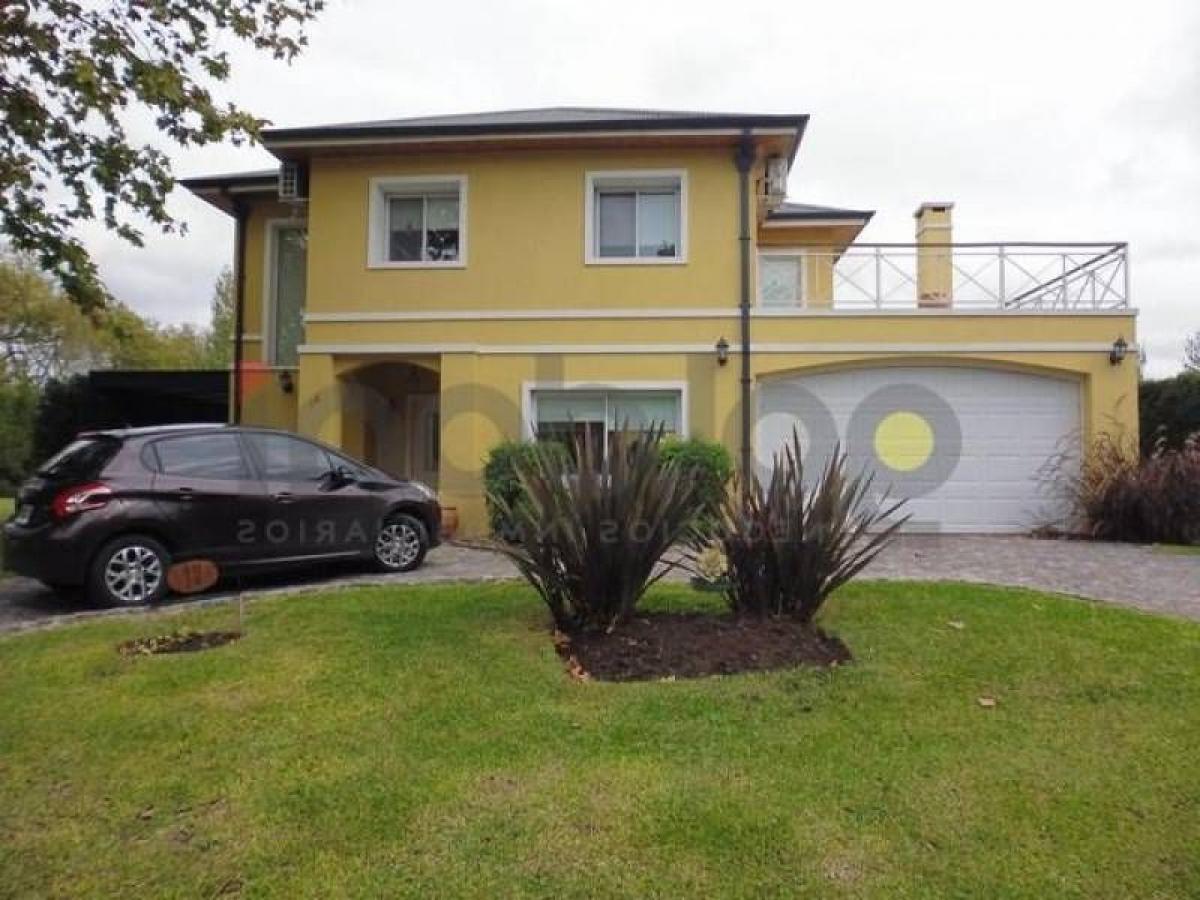 3 bedrooms House in Berazategui, Argentina No. 17546