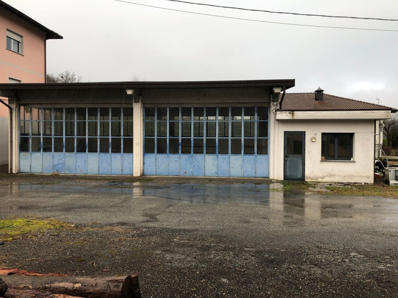 130m² Warehouse in Cremenaga, Italy No. 186957