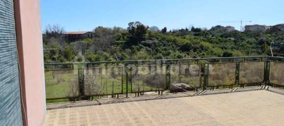 Здание с 5 комнатами в Ачиреале, Италия № 373026 18