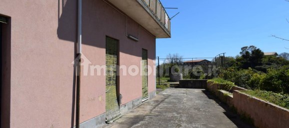 Здание с 5 комнатами в Ачиреале, Италия № 373026 4