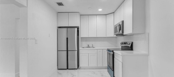 245.82m² Land for sale in Miami, Miami-Dade, Florida, USA № 614242 11
