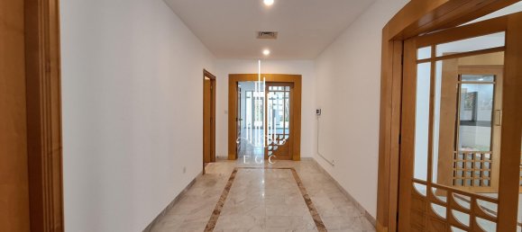 5 bedrooms Villa in Abu Dhabi, UAE No. 23038 12