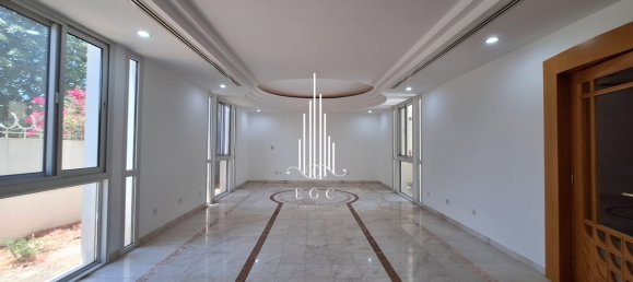 5 bedrooms Villa in Abu Dhabi, UAE No. 23038 3