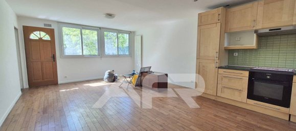 2 bedrooms House in Chatou, France No. 182799 2