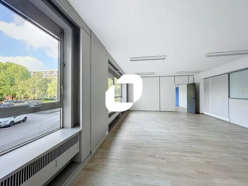 85m² Office in Croix, France No. 346116