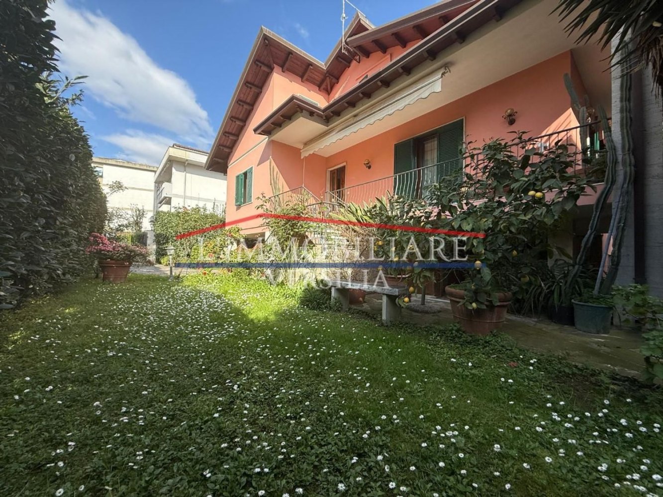 Вилла с 7 комнатами в Каррара, Италия № 260648