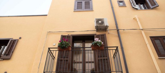 Дом с 7 комнатами в Кастелламмаре дель Гольфо, Италия № 253453 2