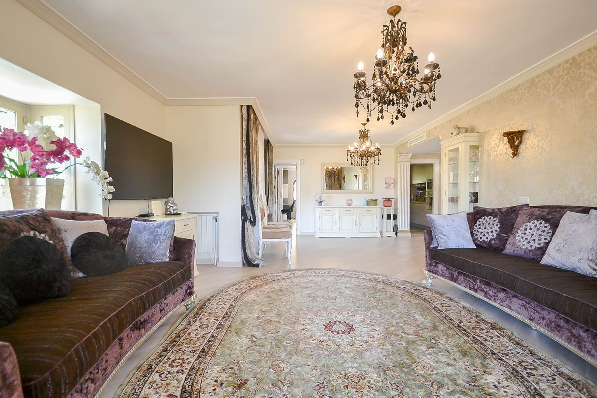 3 bedrooms Penthouse in Estepona, Spain No. 35437