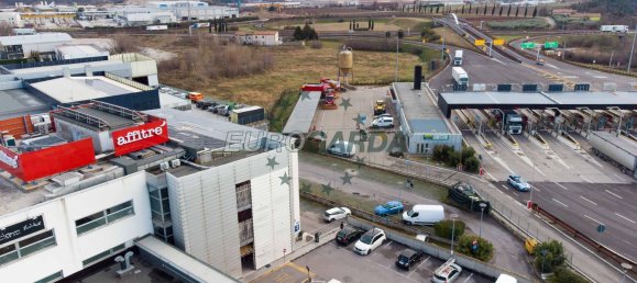 Gewerbliche Immobilie in Affi, Italy 380m², Nr. 59583 6