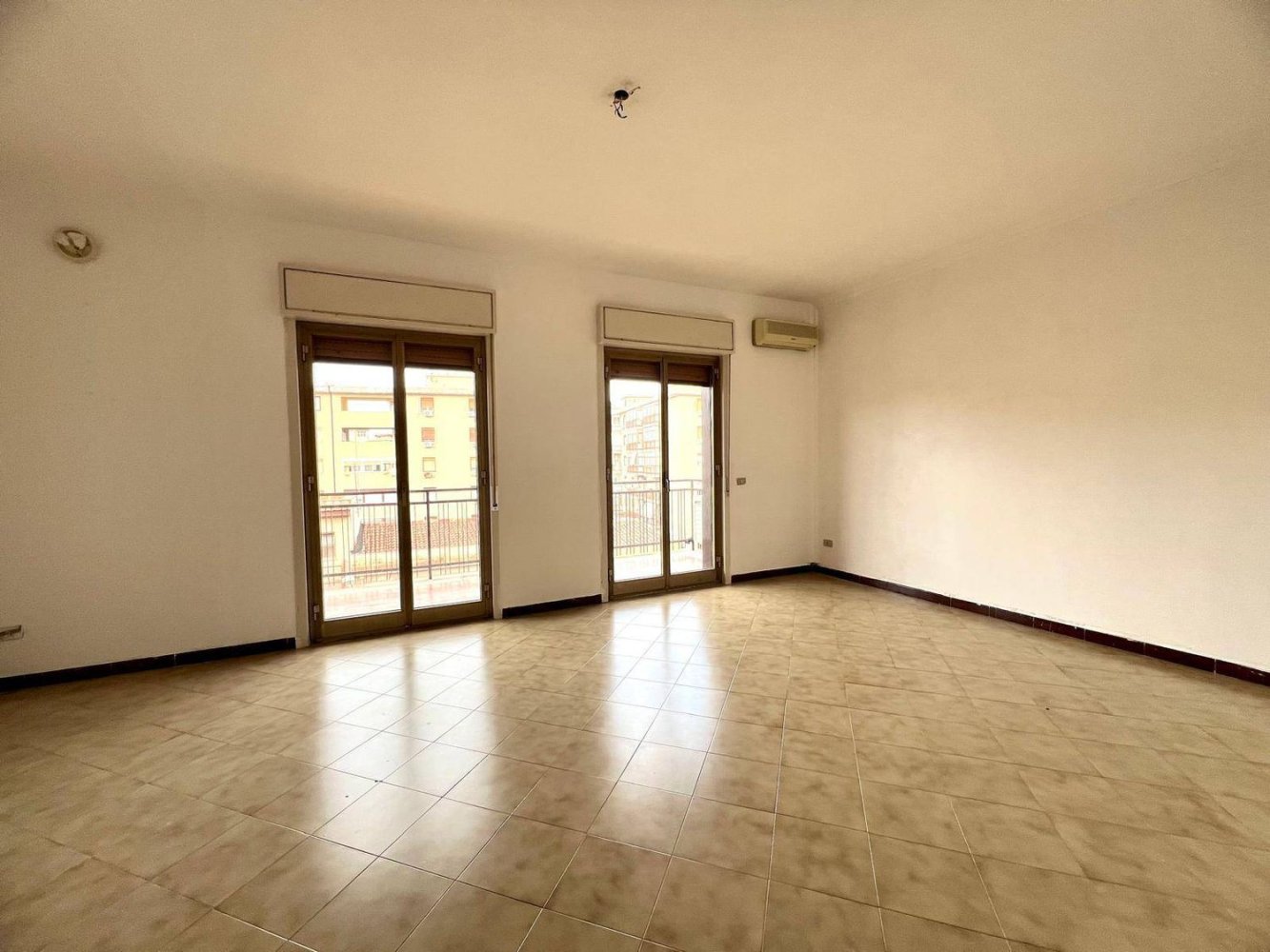 5 bedrooms Apartment in Palermo, Italy No. 336269